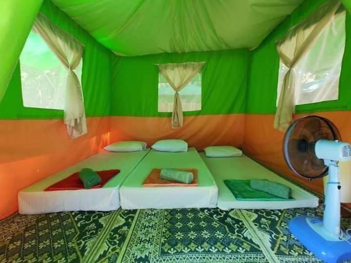 Koh Ngai Camping Restaurant @ Bar Luaran gambar