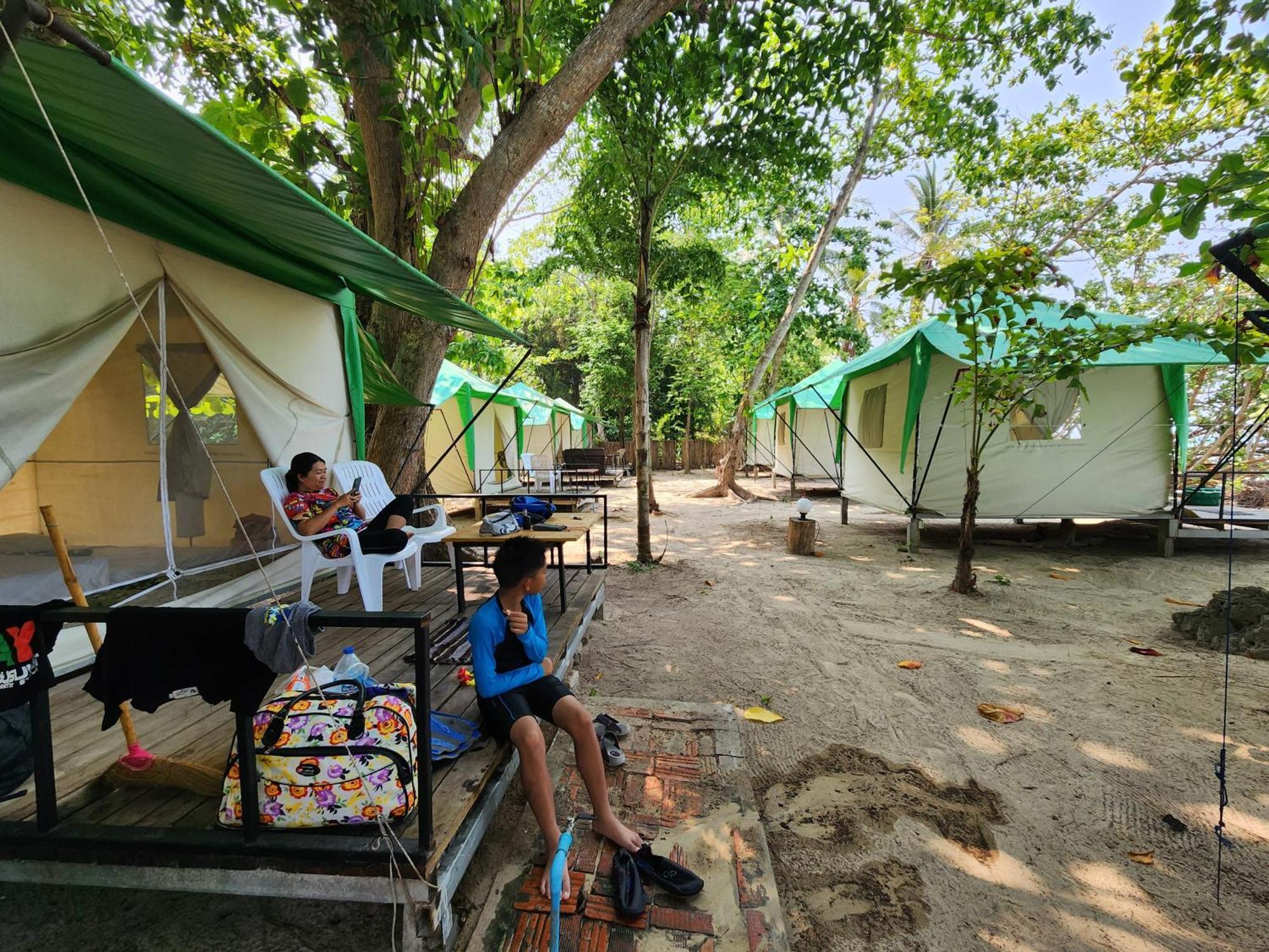 Koh Ngai Camping Restaurant @ Bar Luaran gambar